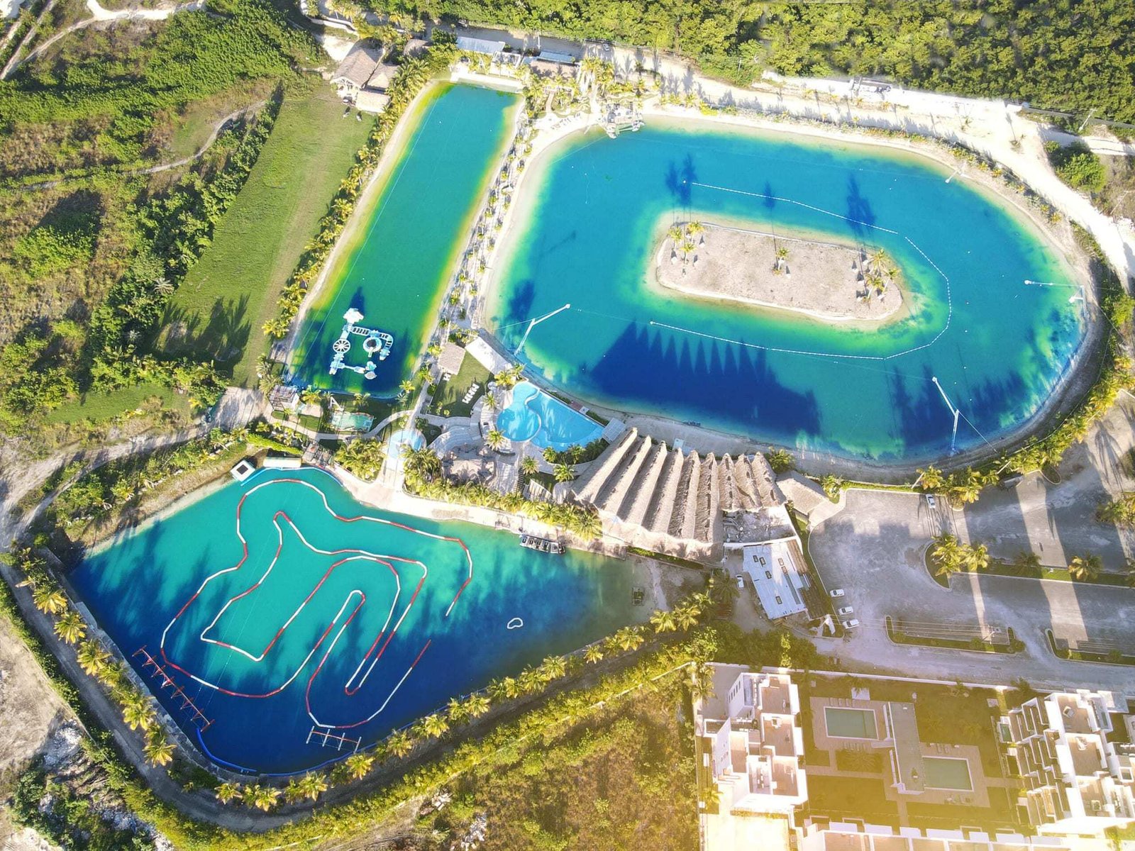 Vista aérea del cable park y los lagos de Caribbean Lake Park
