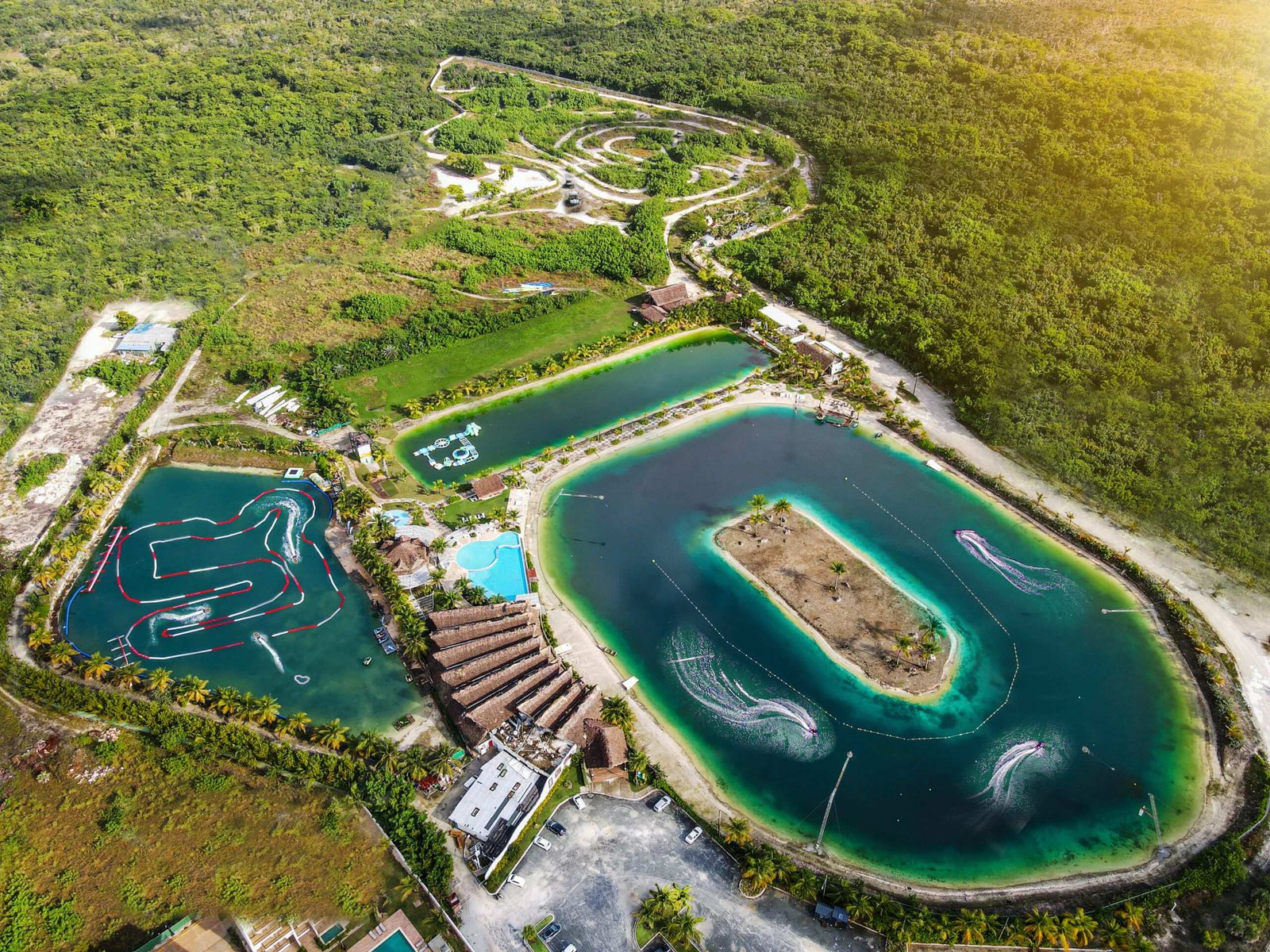 Vista aérea de los tres lagos y el circuito de jet ski