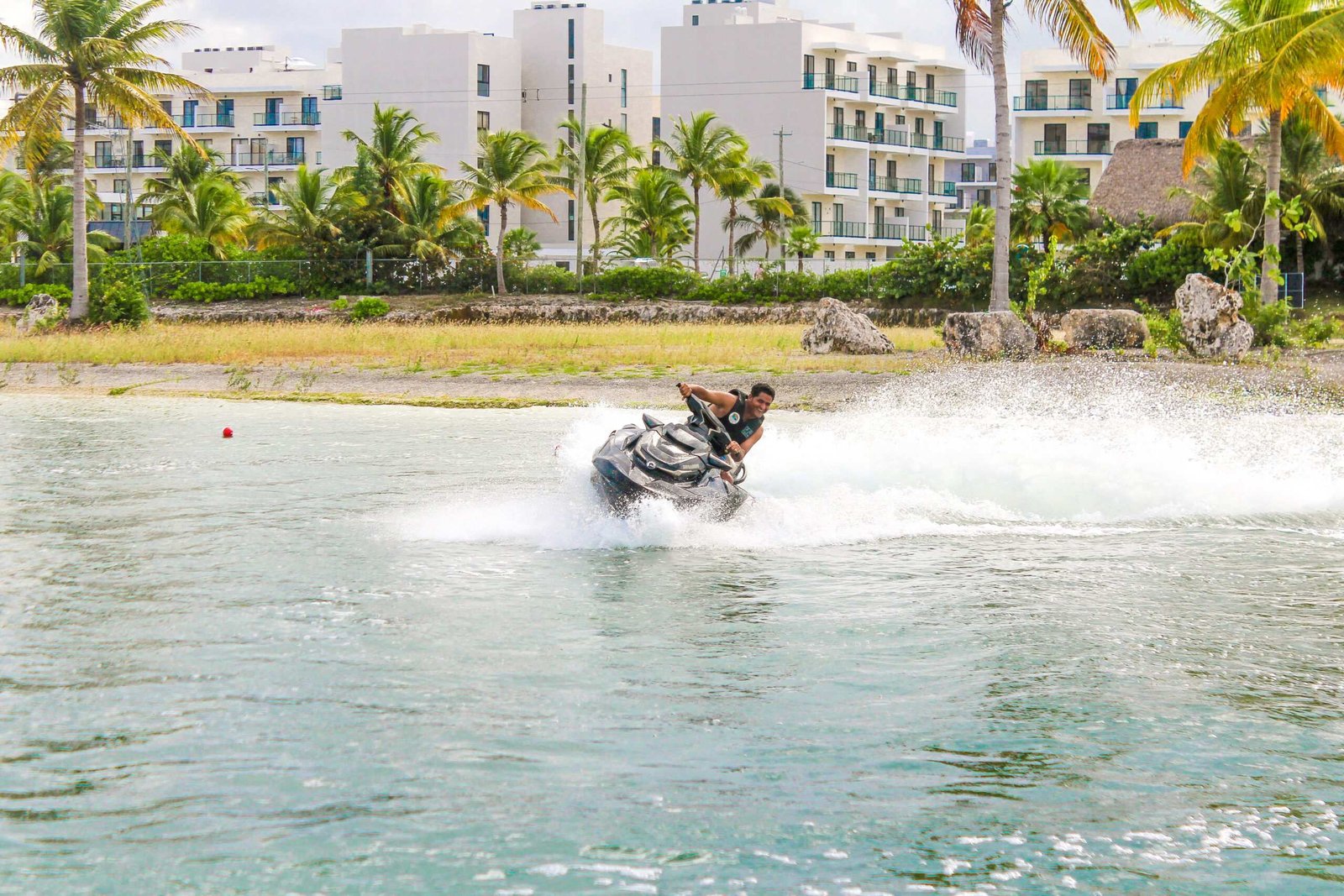 Jet ski a toda velocidad en uno de los lagos naturales de Caribbean Lake Park, Punta Cana