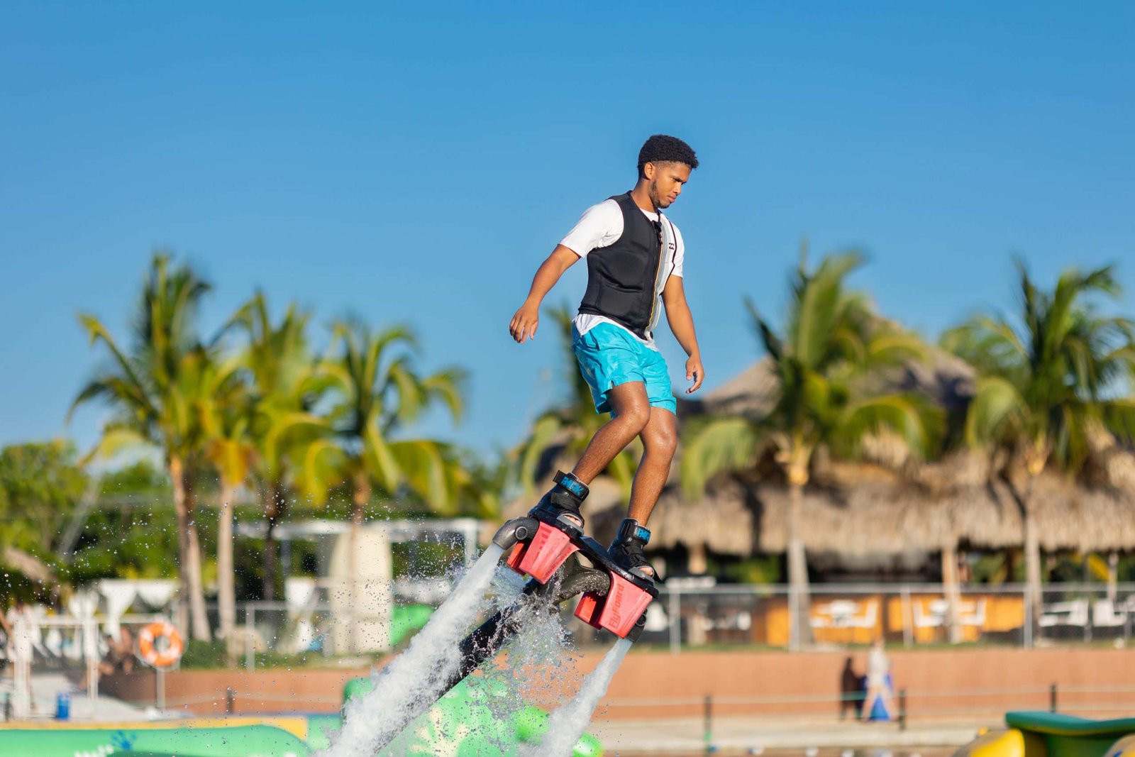 Persona volando en flyboard sobre el lago en Punta Cana