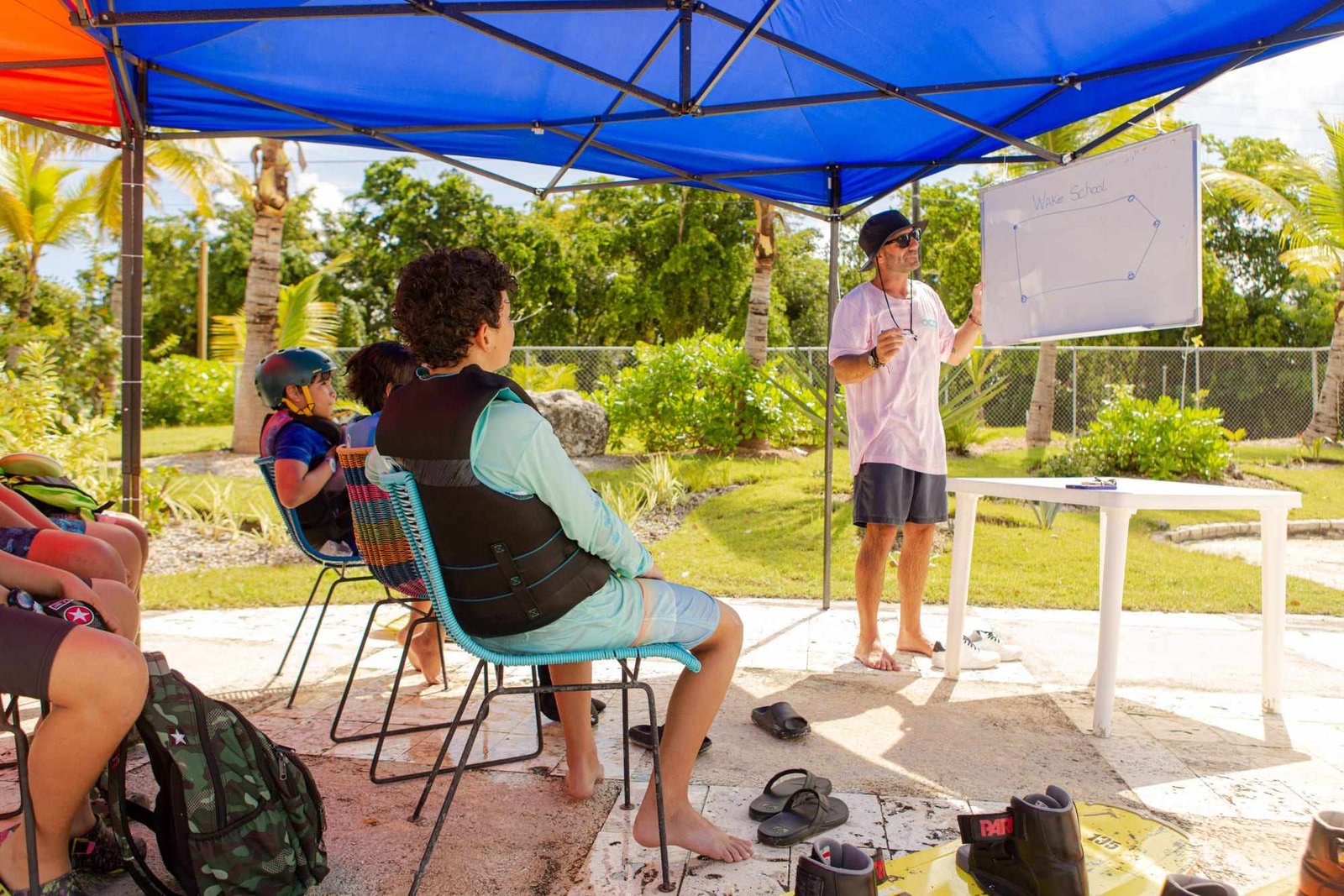 Instructor dando una charla de seguridad en Caribbean Lake Park