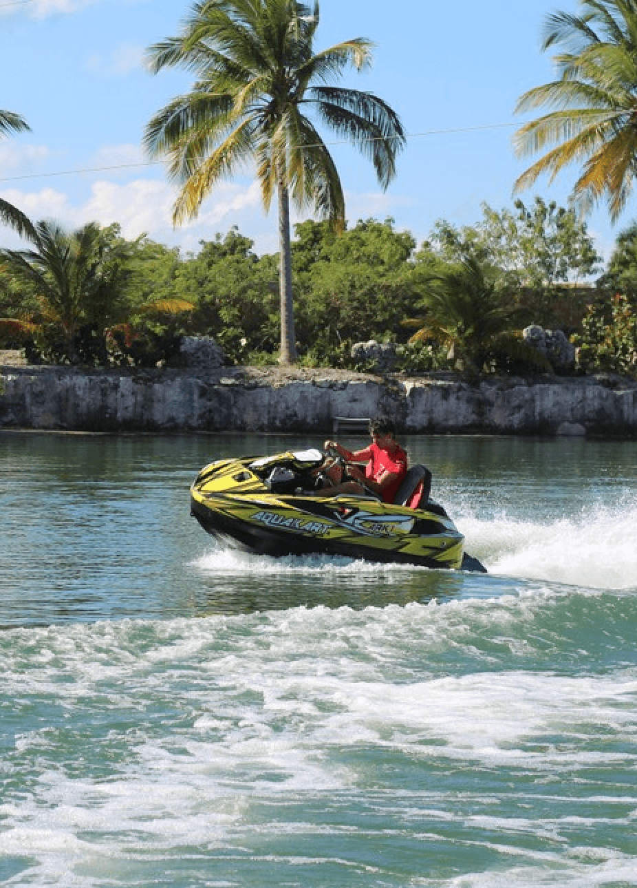 Aqua kart navegando en los lagos de Caribbean Lake Park